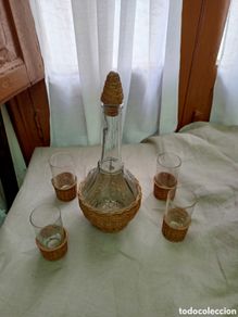Antigüedades: Muy antigua botella con 4 vasos .Licor Carmelitano.